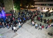 Десетки на площада, за да празнуват победата на Иван Гавалюгов на изборите