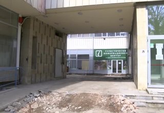 Вътрешното пространство между сградата на общината и градската библиотека ще бъде преобразено Скрийншот