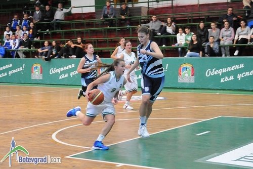 Кадетките играят днес от 13.30 ч. с Асеновец