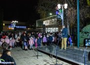 Тържествено запалиха светлините на коледна елха в центъра на Ботевград