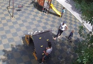 Камерите видяха: Вандалски прояви, извършени от непълнолетни момичета Скрийншот