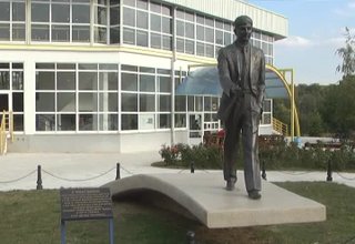 Мачовете от турнира в Прокупле се играха в местната спортна зала, която носи името на бившия премиер на Сърбия Зоран Джинджич Скрийншот