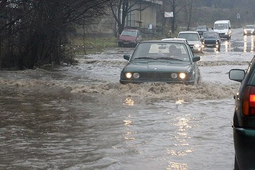 Отводняват пострадали от валежите къщи и мазета
