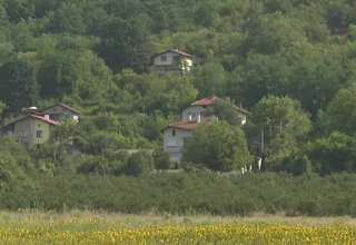 Недоволни са хората, които имат имоти във вилната зона на Скравена. Техният достъп до имотите им е затруднен заради строителството на скоростния път Ботевград- Мездра Скрийншот