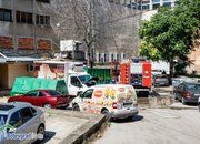 Пожарникари гасиха хладилен бус зад супермаркет в центъра на Ботевград 