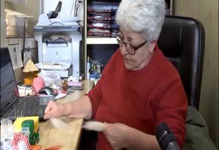 Мартенички, изработени по стара технология с напластяване на вълна Скрийншот