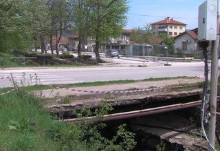 Почти един месец мост над Стара река е без парапет Скрийншот