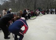 Свежи цветя пред паметника на подводничарите 