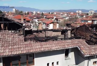 Пожар унищожи част от покрива на жилищна кооперация Скрийншот