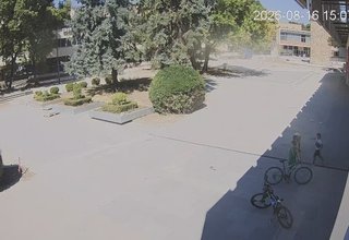 Камерите видяха: Деца замърсиха новите плочки в центъра на града Скрийншот