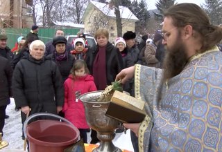 Близо два часа продължи търсенето на Богоявленския кръст в ледените води на Стара река вчера Скрийншот