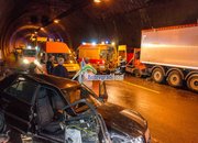 Екипи на ОДМВР-София,  СДВР и ГДПБЗН оказват съдействие на мястото на верижната катастрофа в тунел „Витиня“