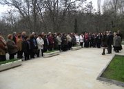Свежи цветя пред паметника на подводничарите 
