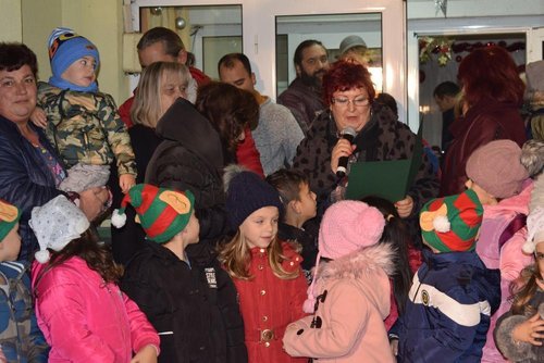 В ДЕТСКА ГРАДИНА „ЕДЕЛВАЙС“ БЯХА ЗАПАЛЕНИ КОЛЕДНИТЕ СВЕТЛИНИ