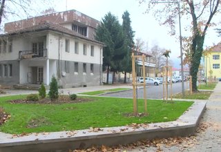 Сграда в центъра на Ботевград се руши и се обитава от бездомници Скрийншот