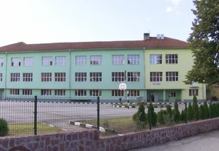 Директорите на училищата вече имат право да преценяват и да предлагат кога учениците да минат на онлайн обучение Скрийншот