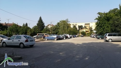 Отчуждават частни имоти зад читалището за обществен паркинг и улица. Собствениците ще бъдат обезщетени