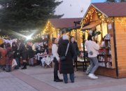 Коледното градче в центъра на Етрополе продължава да събира хора