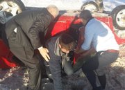 Петър Москов оказва първа помощ на ранени в катастрофа (снимки)