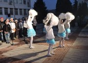 10 000 лампички осветиха коледната елха тази вечер в центъра на Етрополе  