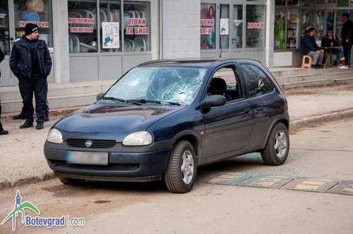 Бой в „Север”-а. Роми изпотрошиха автомобил