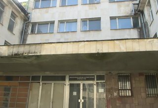 Клошари са се настанили в неизползваната част на болницата Скрийншот