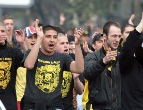 Полицаи и фенове се млатят пред къщата на Христолов, един запалянко набит