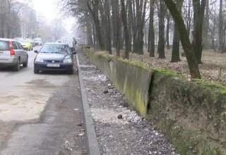Започна ремонт на оградата на природо-математическата гимназия Скрийншот