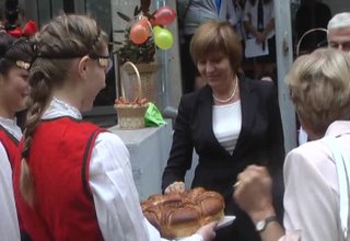 Министър Мариана Георгиева обеща средства за обновяване на спортната база на ботевградската гимназия Скрийншот