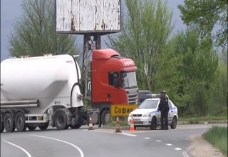 Заради ремонт на един от виадуктите, тировете отново са отклонени по стария път за София Скрийншот