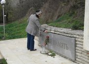 Свежи цветя пред паметника на подводничарите 