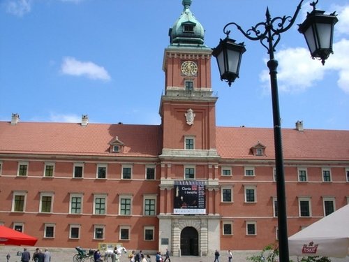 Набират шивачки за работа в Полша