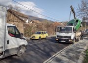 Лек автомобил „излетя” от пътя и се приземи в двора на къща в Радотина