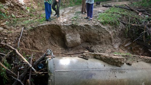 Снощната буря отнесе черен път в Рашково, две семейства останаха откъснати от селото