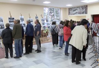 Изключителен интерес предизвика изложбата История със снимки, снимки с история на фотографа Ивко Гетов Скрийншот