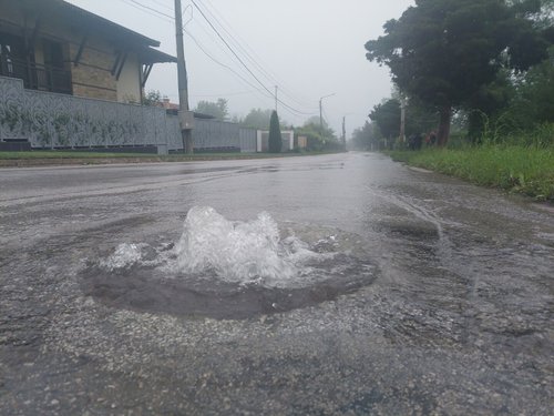 Вода извира от канализационите шахти в Зелин