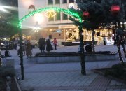 Коледното градче в центъра на Етрополе продължава да събира хора