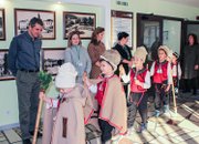 Коледари от ДГ „Славейче“ посетиха Община Ботевград