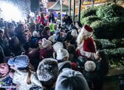 С коледна премяна засия централната част на Ботевград