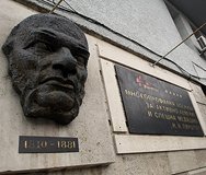 Трима с бухалки едва не убиха мъж в столицата 