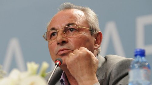 Ахмед Доган се появи. Гласува, но не даде изявления