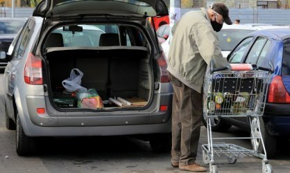 В сила е новият часови диапазон в хранителните магазини и аптеките за възрастни