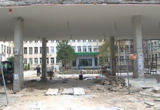 Пространството пред болницата се обновява Скрийншот