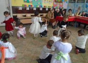Осмомартенски поздрави от деца и ученици за жените в училището