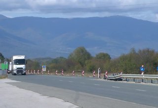 Четирима младежи си устройвали гонка с автомобили на ПИК-а в изборния ден Скрийншот
