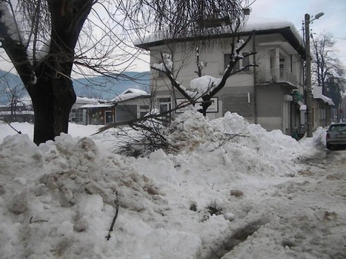 Борбата с падналия сняг продължава