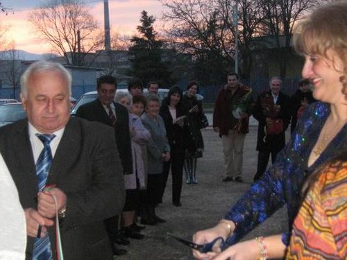 Кметът Георгиев и Камелия Ценева прерязаха лентата на комплекс “Камелиите”