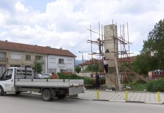 Ремонтират Войнишкия паметник в центъра на Литаково Скрийншот