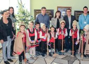 Коледари от ДГ „Славейче“ посетиха Община Ботевград