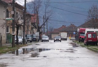 Криминално проявен наряза гумите на товарен автомобил. Скрийншот